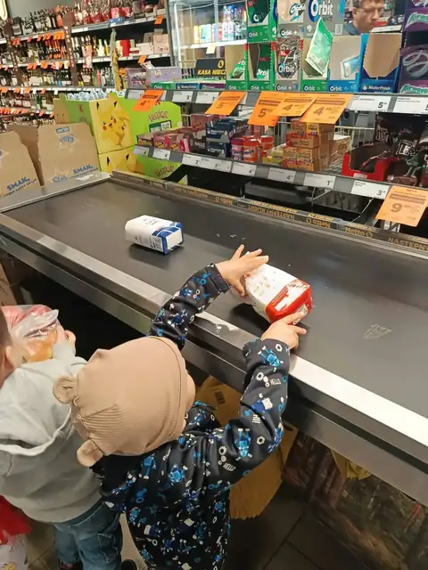 Przedszkolaki wybierają produkty i płacą przy kasie