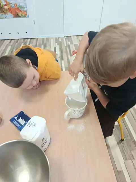 Odmierzanie mąki do ciasta na szarlotkę