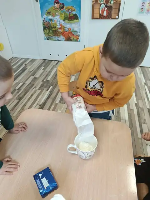 Odmierzanie mąki do ciasta na szarlotkę