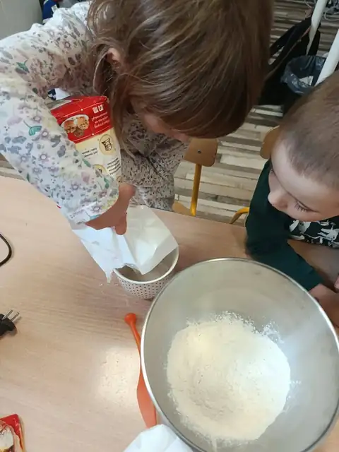 Odmierzanie mąki do ciasta na szarlotkę