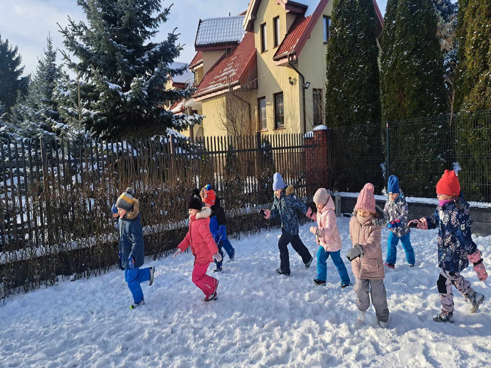 Zimowy spacer przedszkolaków w magicznym Legionowie Zimowy spacer przedszkolaków w magicznym Legionowie