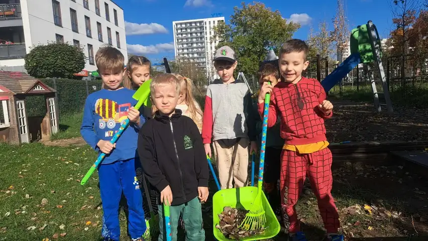Zajączki z nowymi grabiami i taczką