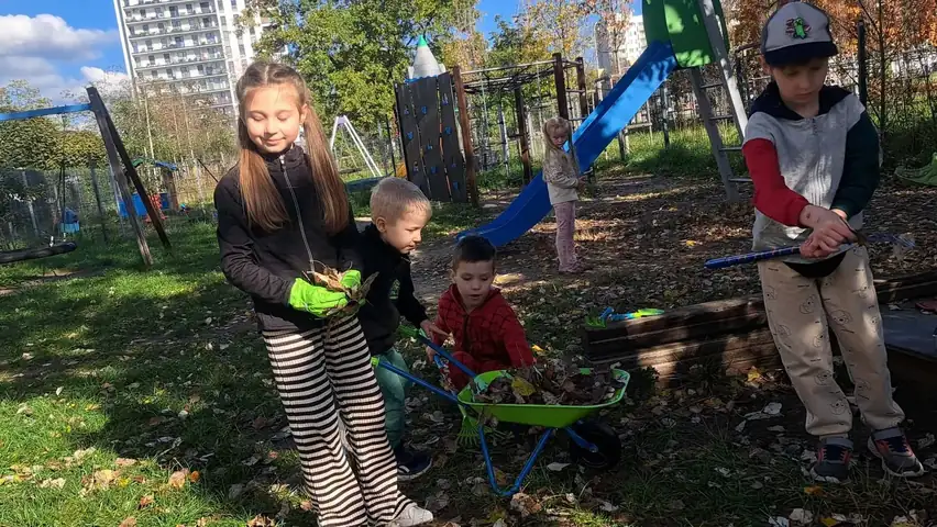 Grabienie liści w przedszkolnym ogrodzie
