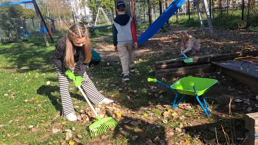 Grabienie liści w przedszkolnym ogrodzie
